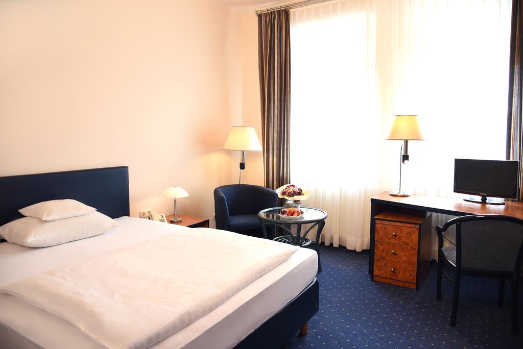 Hotel Arkadia Friedrichsdorf Bagian luar foto